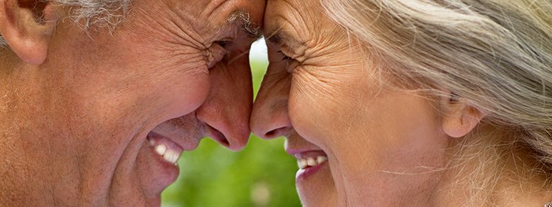 Glatt par som tittar på varandra.